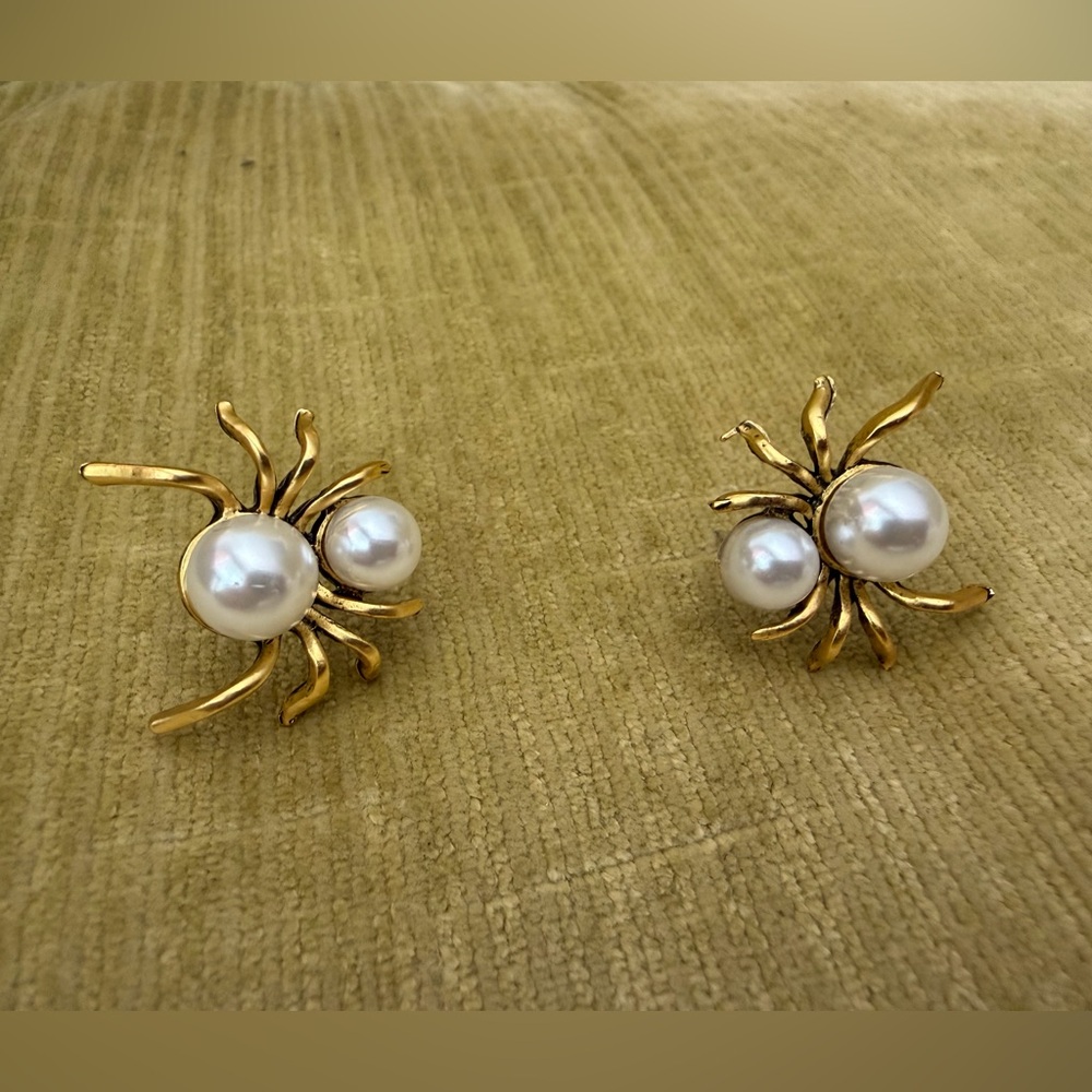 Elegant Gold And Pearl Earrings Spiders